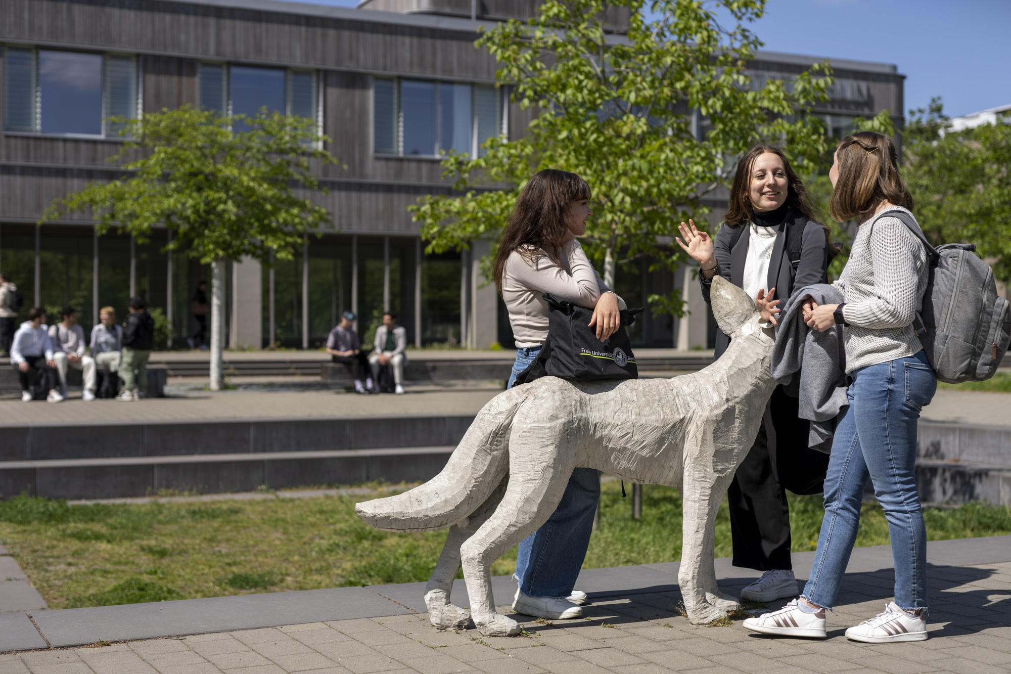 Studierende der Freien Universität Berlin vor der Holzlaube.