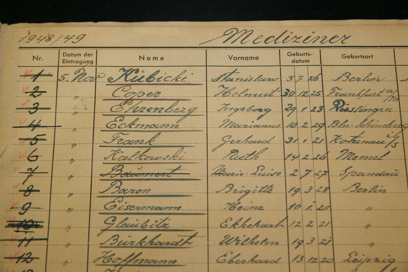 Luke, Tisch, Telefon, Stuhl: das provisorische Immatrikulationsbüro.