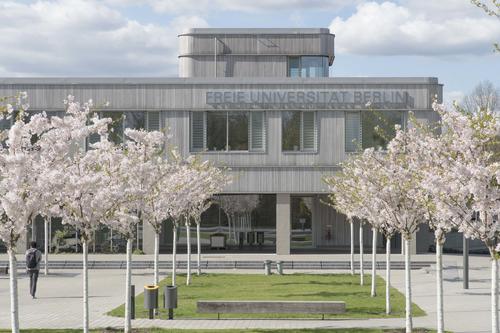 A new building complex dubbed the “Holzlaube” was completed on the campus in Dahlem.