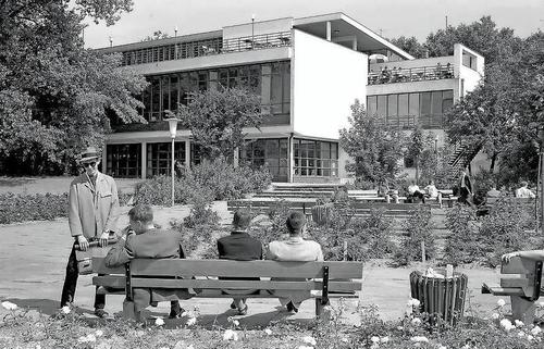Die Mensa I in der Van’t-Hoff-Straße 6. Das Gebäude ist der erste Neubau der Freien Universität Berlin.