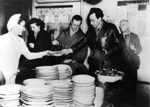 Studenten bei der Essensausgabe in der Mensa 
