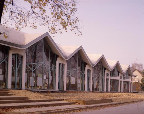 A new building was constructed for the Institute of Philosophy at Habelschwerdter Allee 30