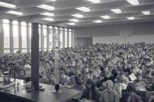 Full house: A chemistry lecture given by Karl Jahr, a professor of inorganic chemistry