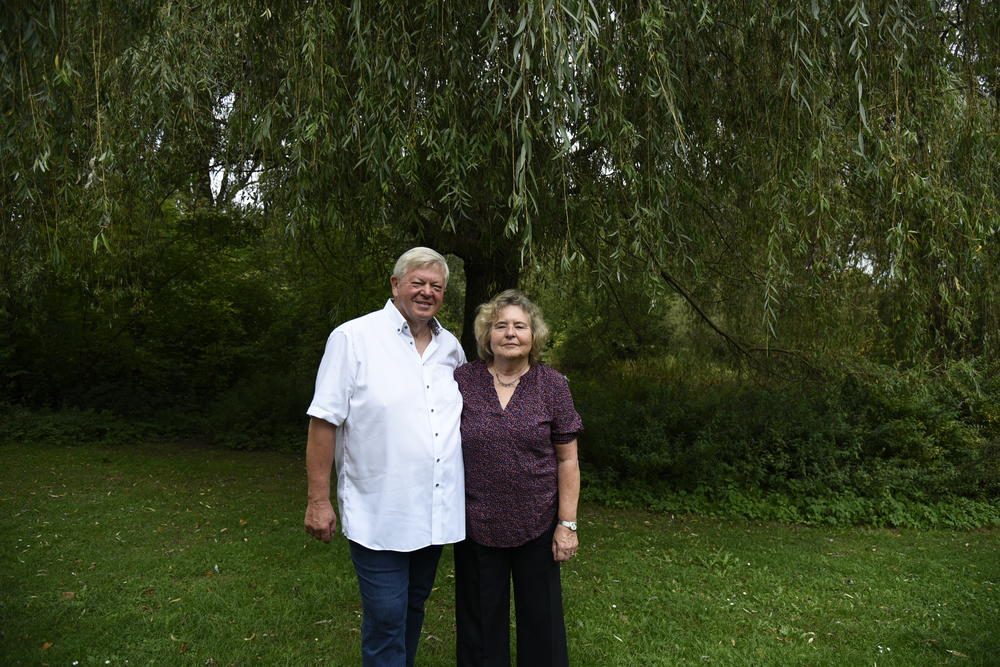 Dr. Kuno Böse mit Ehefrau Prof. Dr. Margot Böse unter „ihrer“ Weide im Triestpark