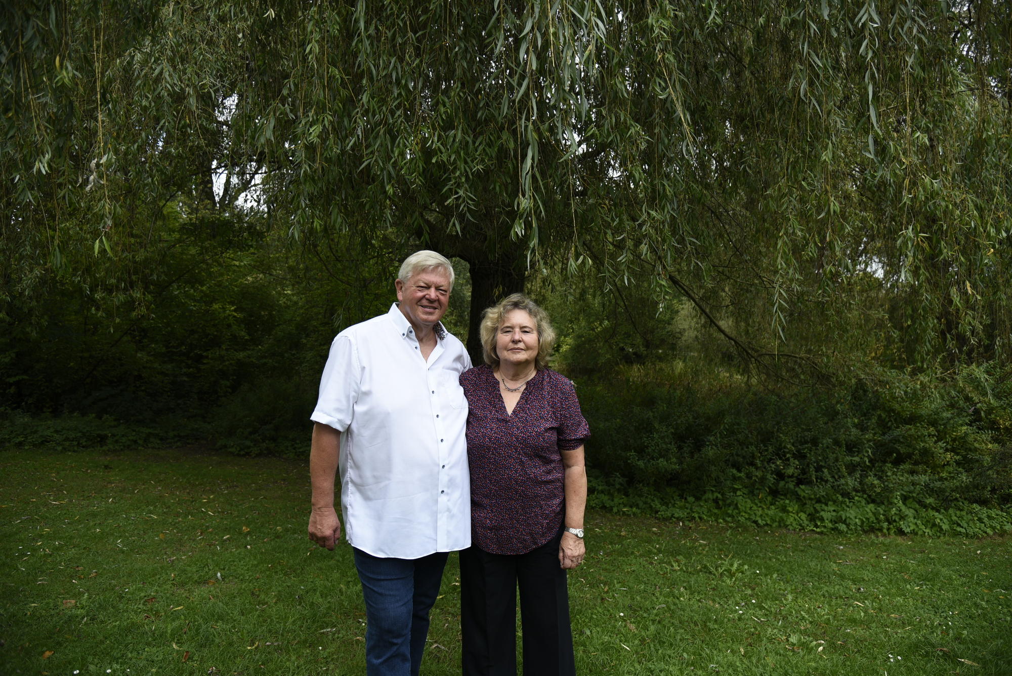 Dr. Kuno Böse mit Ehefrau Prof. Dr. Margot Böse unter „ihrer“ Weide im Triestpark