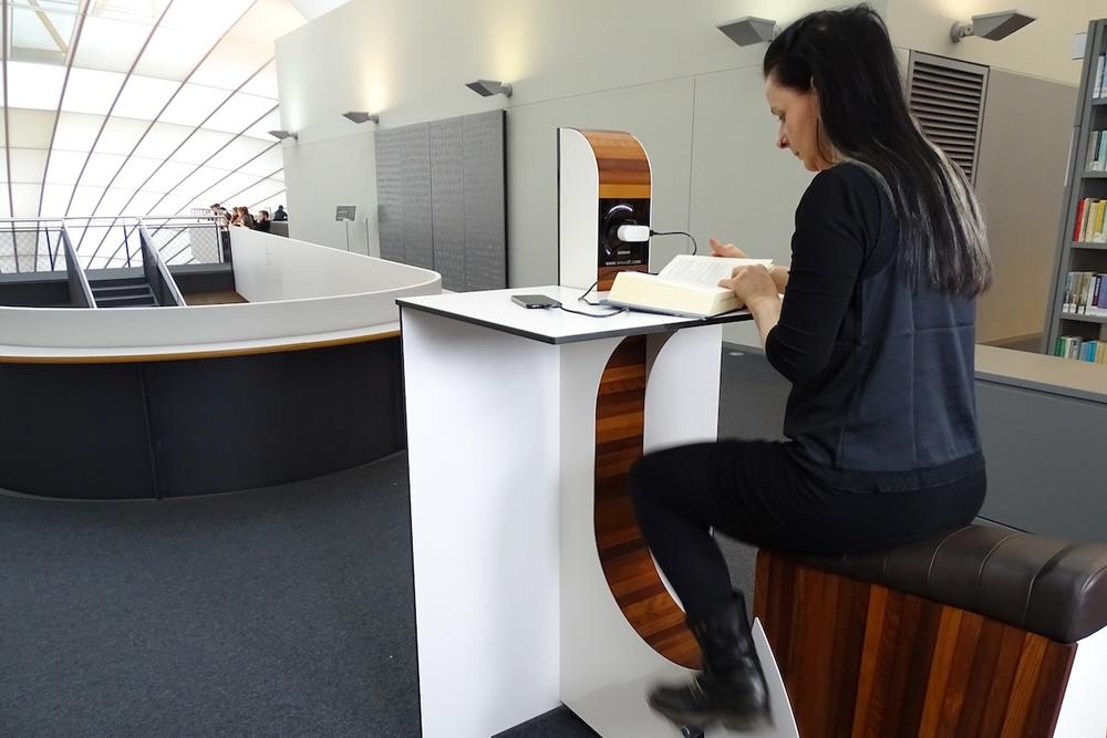 Janet Wagner am stromerzeugenden Fahrrad in der Philologischen Bibliothek