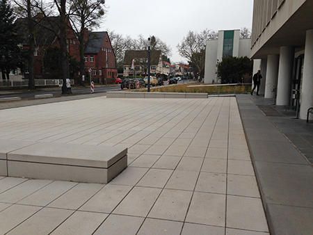 Blick vom Gebäude auf den Vorplatz vor der UB