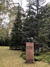 Helmert-Turm, davor Büsten von Sigmund Jähn und Valeri Bykowski