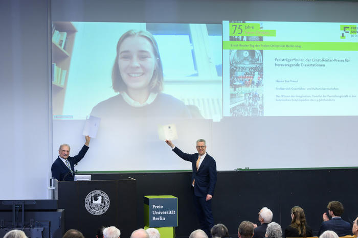 Peter Lange, Preisträgerin Hanna Zoe Trauer (digital zugeschaltet), Präsident Günter M. Ziegler