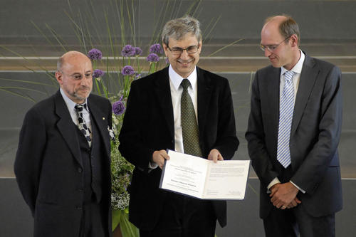 Orhan Pamuk mit der Urkunde der verliehen Ehrendoktorwürde, umgeben von Professor Klaus Hempfer (li.) und Professor Peter-André Alt (re.) Quelle: Phillip von Recklinghausen