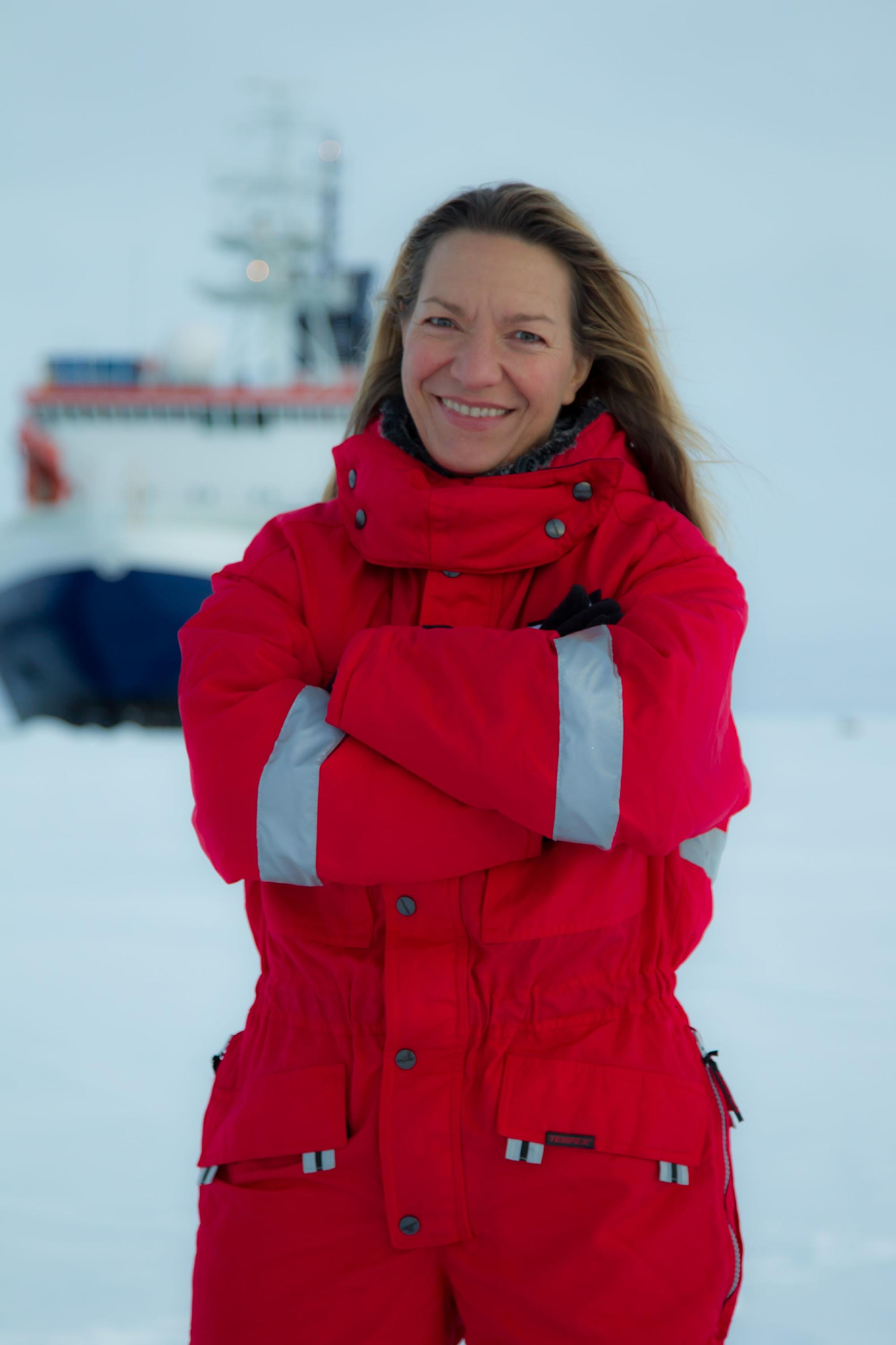 Prof. Dr. Antje Boetius auf dem arktischen Meereis während einer Expedition mit dem Forschungsschiff Polarstern