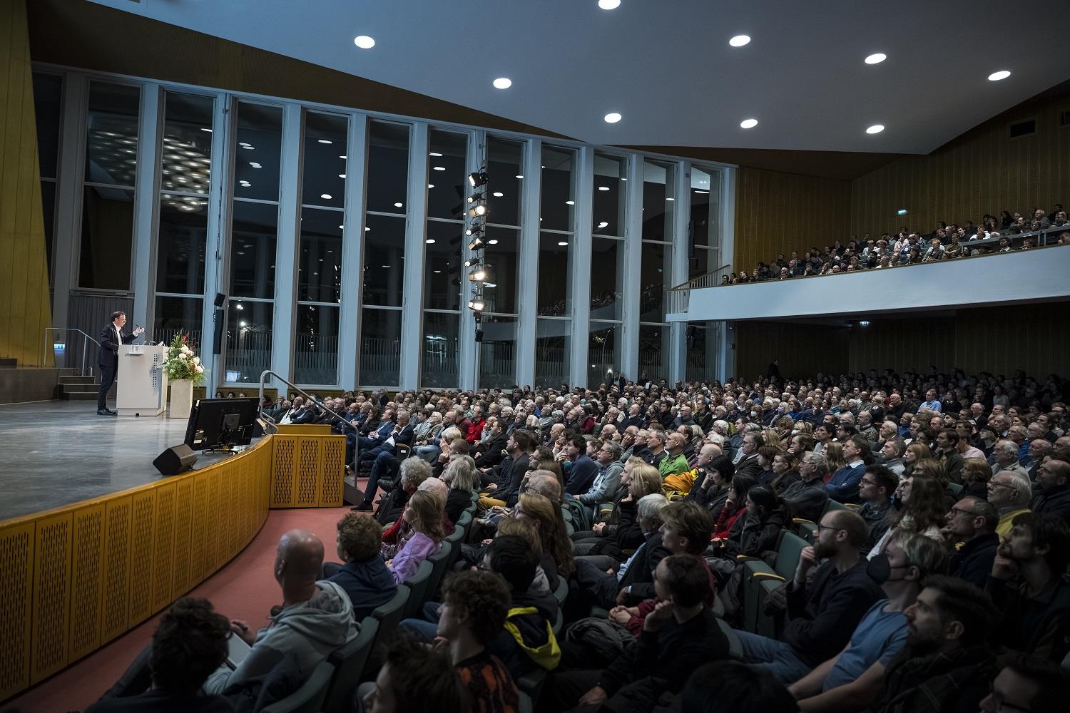 Markus Aspelmeyer im voll besetzen Max-Kade-Auditorium der Freien Universität Berlin am 25. November 2025.