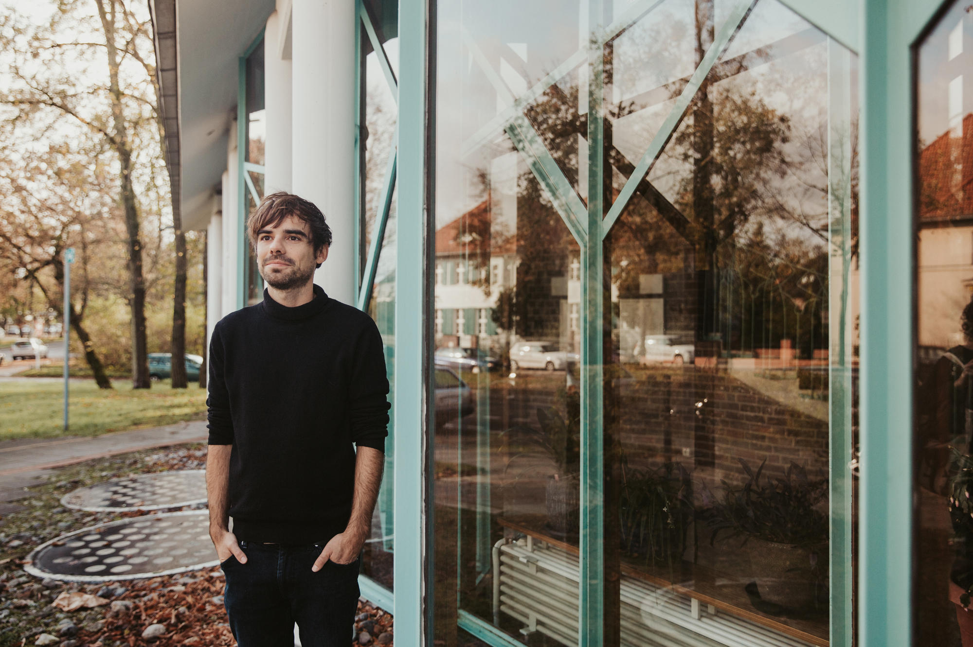 Sebastian Lehmann, 35, stammt aus Freiburg und lebt heute in Berlin. An der Freien Universität studierte er Literatur, Philosophie und Geschichte.