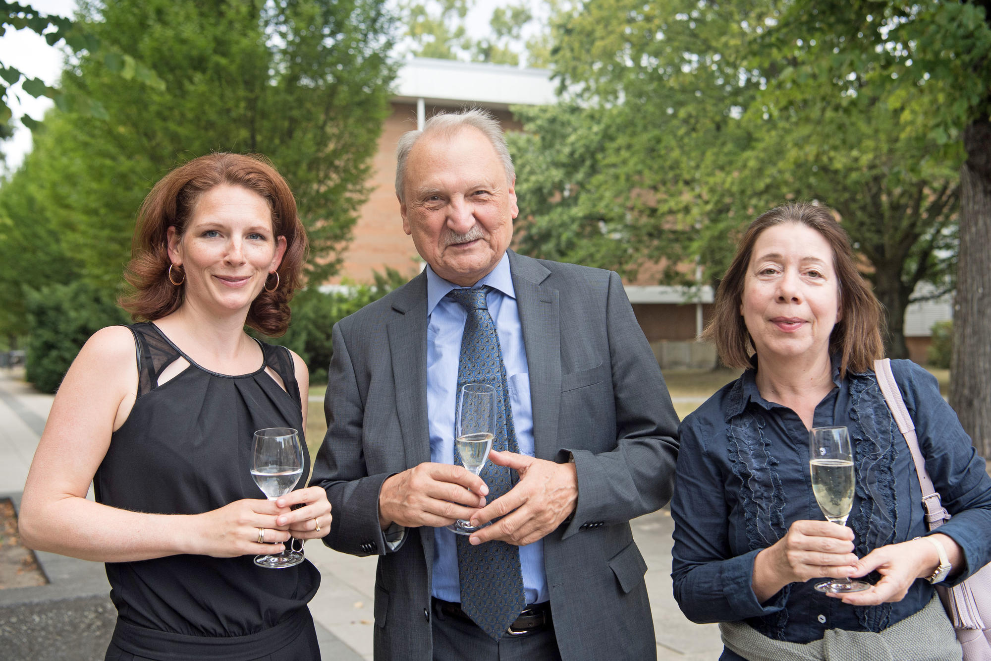 Unter den Gästen waren auch Yasmin Fischdick, Geschäftsführerin der ERG GmbH (links), Peter Lange, Vorsitzender der Ernst-Reuter-Gesellschaft, und Beate Hammers, Leiterin der Abteilung für Lehr- und Studienangelegenheiten der Freien Universität.