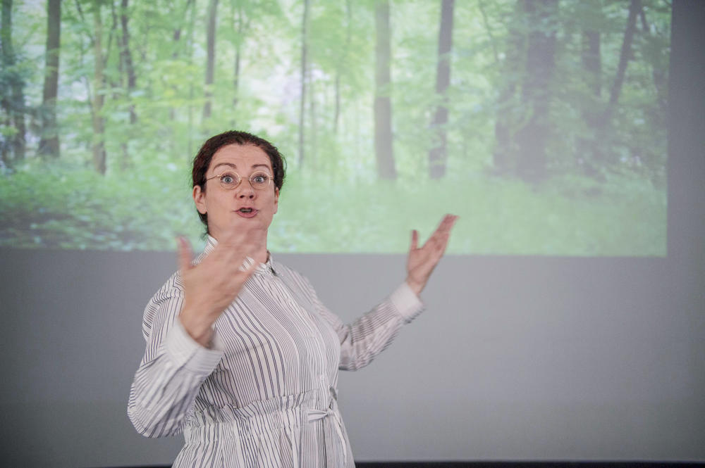 Mit dem eigens geschriebenen Theaterstück „Mathematische Spaziergänge mit Emmy Noether“ wurde an die großartigen Leistungen der Mathematik-Pionierin Emmy Noether – gespielt von der Schauspielerin Anja Ziener – erinnert.
