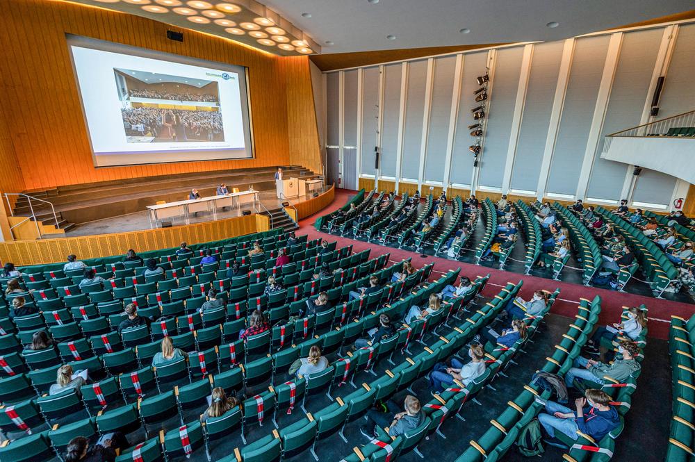 Wo sonst bei der Einführungsveranstaltung zum Semesterstart Studierende dicht an dicht sitzen, musste im Oktober 2020 ausreichend Abstand gehalten werden.