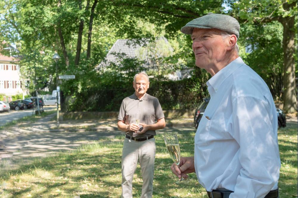 Peter Lange, Vorstandsvorsitzender der Ernst-Reuter-Gesellschaft (li.), und Bernd Sösemann, ehemaliger Publizistik- und Geschichtsprofessor an der Freien Universität, feierten die Sanierung des Gedenksteins.