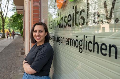 Gloria Amoruso gründete den Verein „kein Abseits! e. V.“, mit dem sie Kinder und Jugendliche unterstützt.