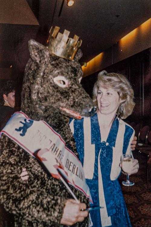 Verkleidet: Um Werbung für das internationale Symposium in Berlin zu machen, schlüpfte Gudrun Doll-Tepper in ein Kostüm eines Berliner Bären.