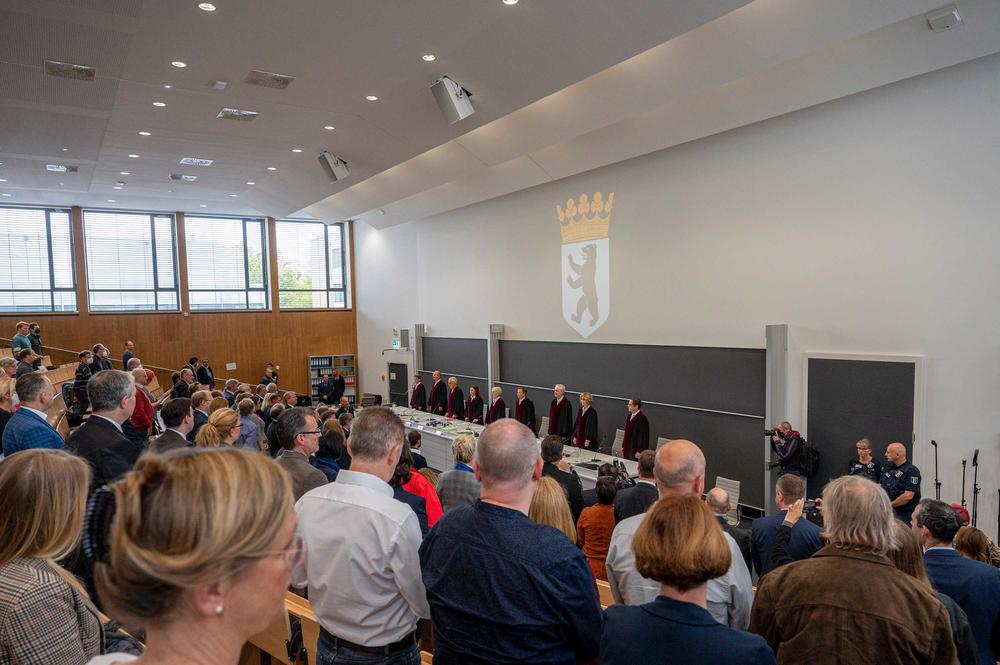 Neun Richterinnen und Richter des Berliner Verfassungsgerichtshofs verhandelten im großen Hörsaal der Biochemie Einsprüche gegen die Wahl zum Berliner Abgeordnetenhaus am 25. September 2021.