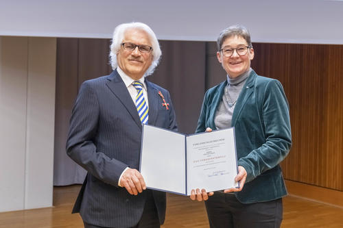 Auszeichnung und Verleihungsurkunde erhielt Feryad Fazil Omar aus Händen von Wissenschaftssenatorin Ulrike Gote.