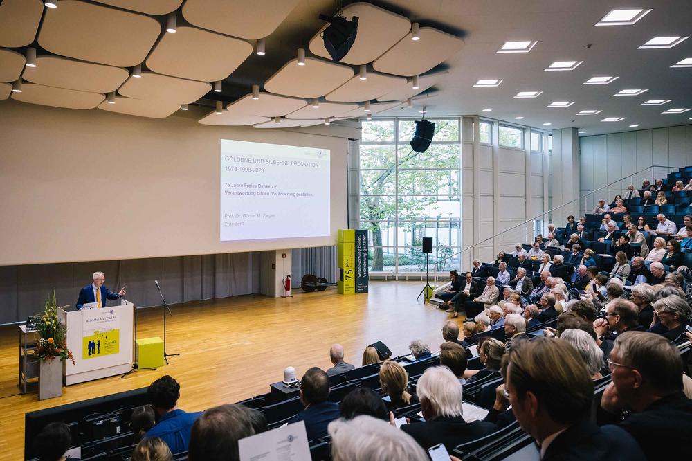 Universitätspräsident Prof. Dr. Günter M. Ziegler begrüßte die Anwesenden