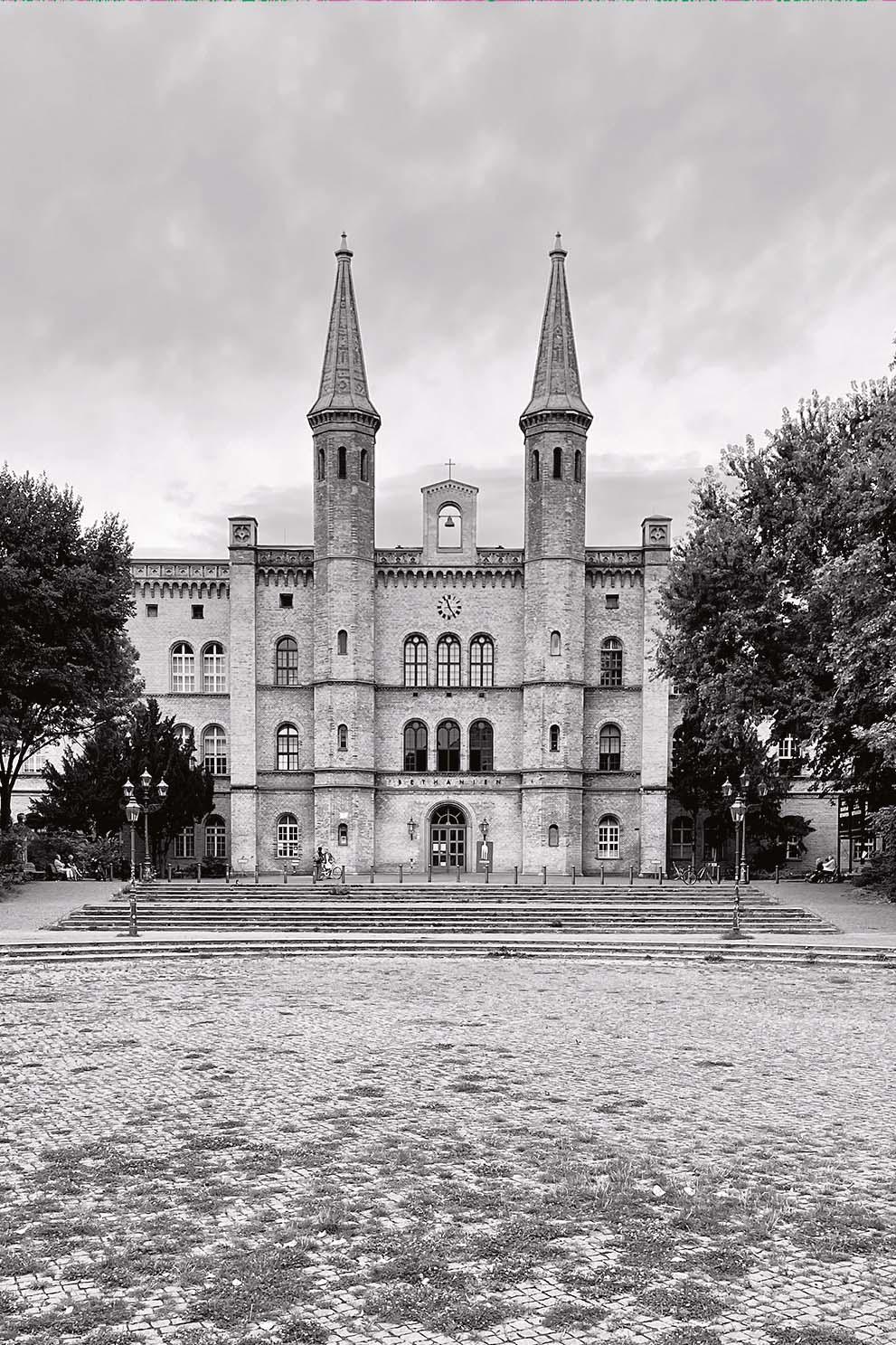 »Das ist unser Haus“, die ehemalige Diakonissenanstalt Bethanien in Kreuzberg. Das Georg-von-Rauch-Haus befindet sich rechts vom Hauptgebäude.