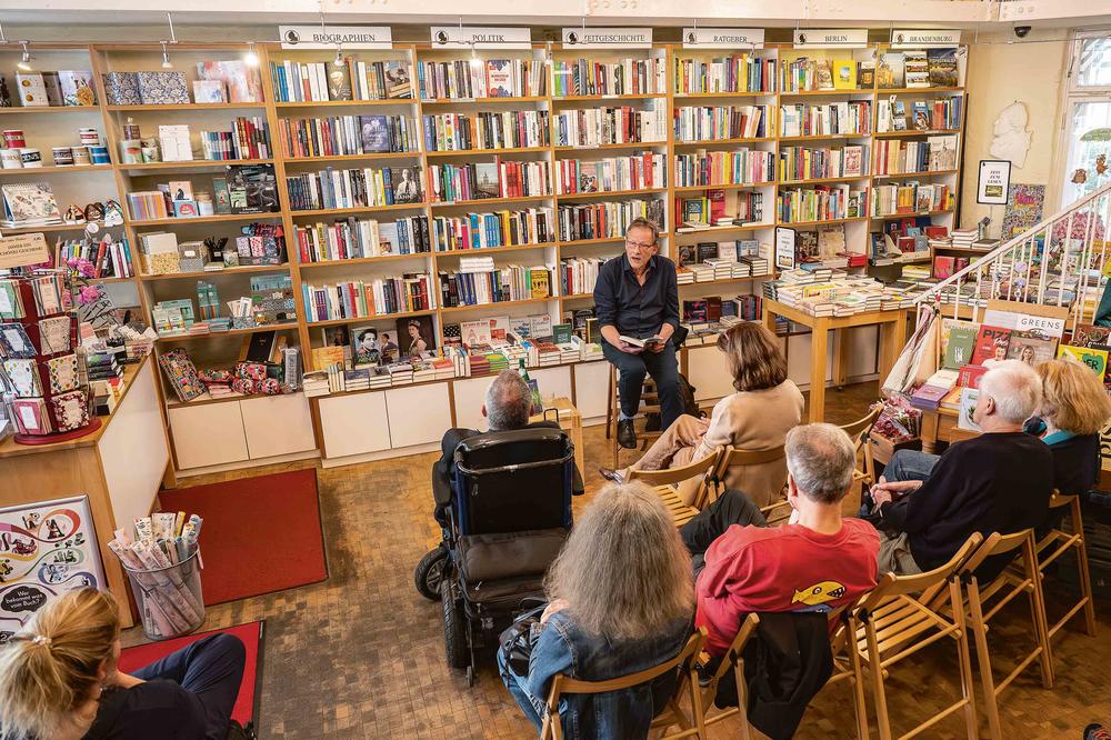 Autor Dr. Bernhard Kegel las in der Friedenauer „Nicolaischen Buchhandlung“ aus seinem neuen Roman „Gras“.