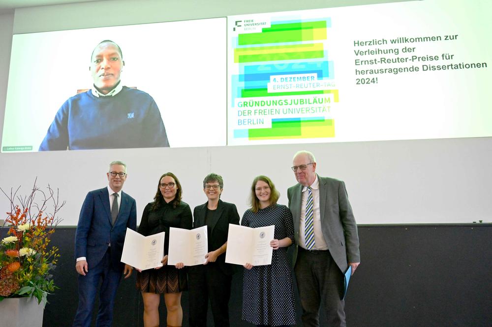 Die Trägerinnen und der Träger der letztjährigen Ernst-Reuter-Preise: Henrike Krüger-Haker, PhD (2. v. r.), Dr. Helena Katharina Kremp (2. v. l.), Dr. Lea Schneider (Mitte), Dr. Laibor Kalaga Moko (oben).