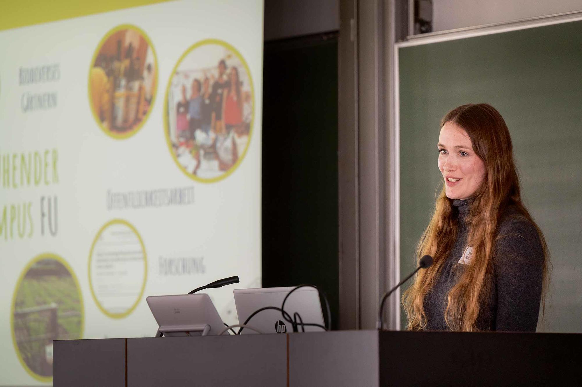 Die Biologin Rebecca Rongstock promoviert an der Freien Universität und koordiniert das Biodiversitätsmanagement innerhalb der „Stabsstelle Nachhaltigkeit & Energie“.