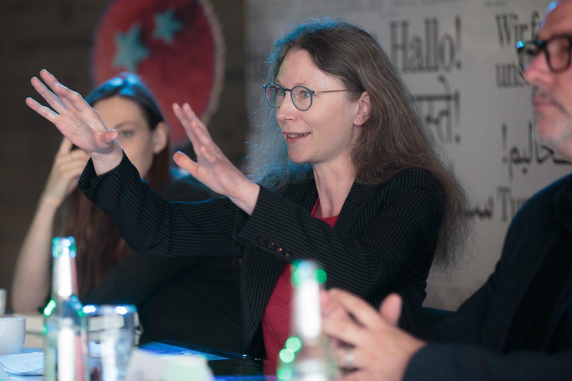 Wenn die neue Spielzeit 2025/26 des „Stadttheaters Ingolstadt“ während einer Pressekonferenz vorgestellt wird, ist die Expertise von Sonja Walter gefragt.