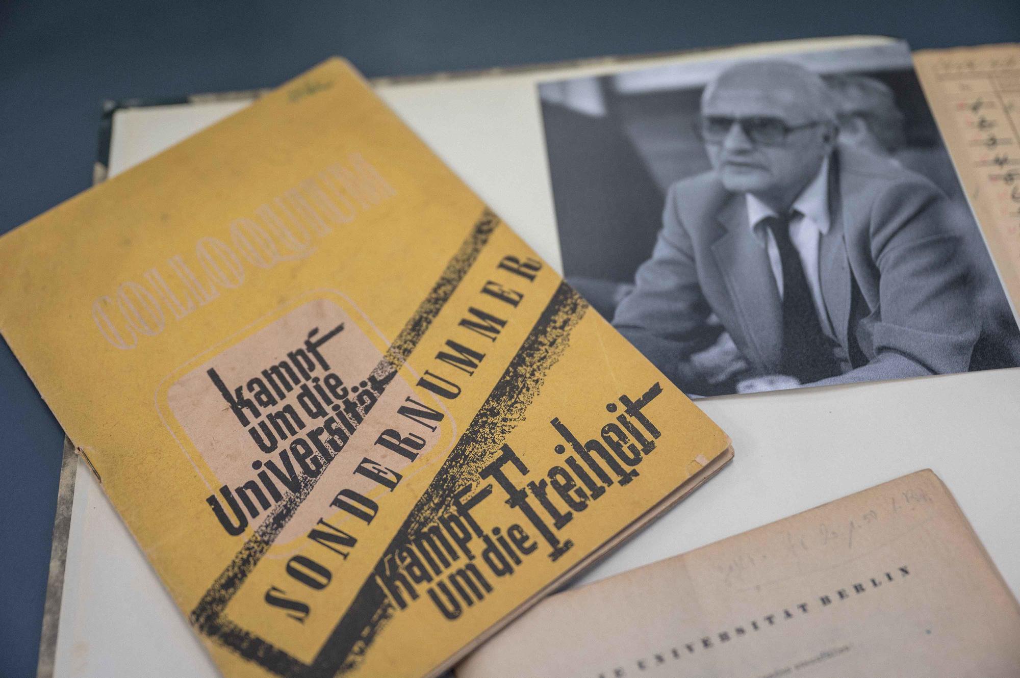 Zahllose Dokumente lagern im Universitätsarchiv, z.B. eine Sonderausgabe der studentischen Zeitschrift „Colloquium“ oder die Immatrikulationsunterlagen des ersten Studenten und späteren Professors der Freien Universität, Dr. Stanislaw Karol Kubicki.