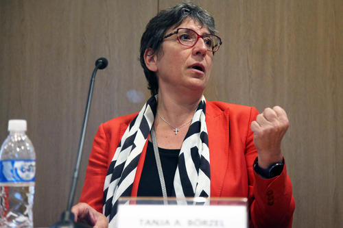 Prof. Dr. Tanja Börzel ist Sprecherin des Exzellenzclusters „SCRIPTS“. Dort wird untersucht, warum weltweit liberale Demokratien zunehmend unter Druck geraten.