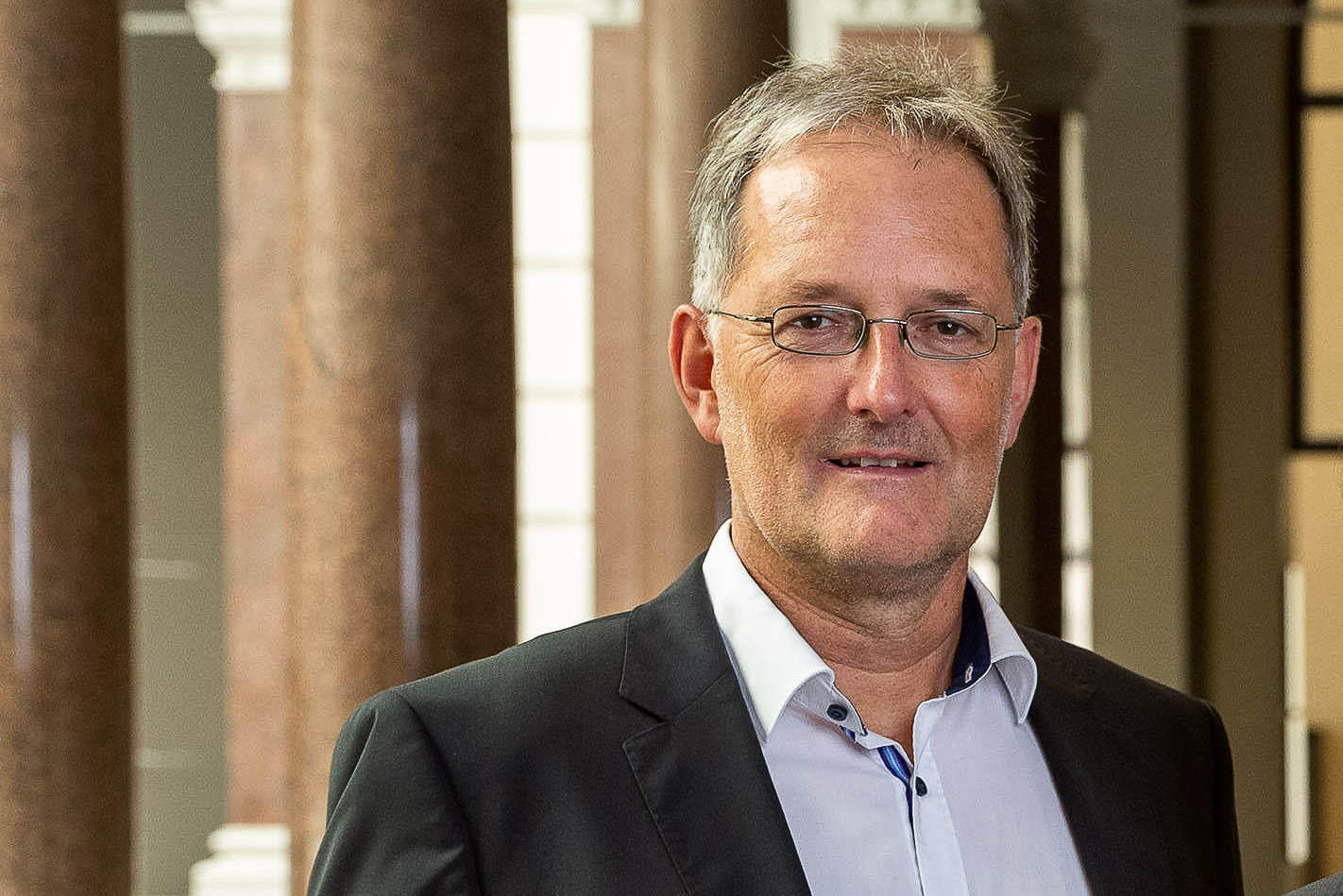 Prof. Dr. Christof Schütte ist Hochschullehrer für Mathematik an der Freien Universität, Präsident des Zuse-Instituts Berlin und war  bis 2024 Sprecher des Exzellenzclusters „Math+“.