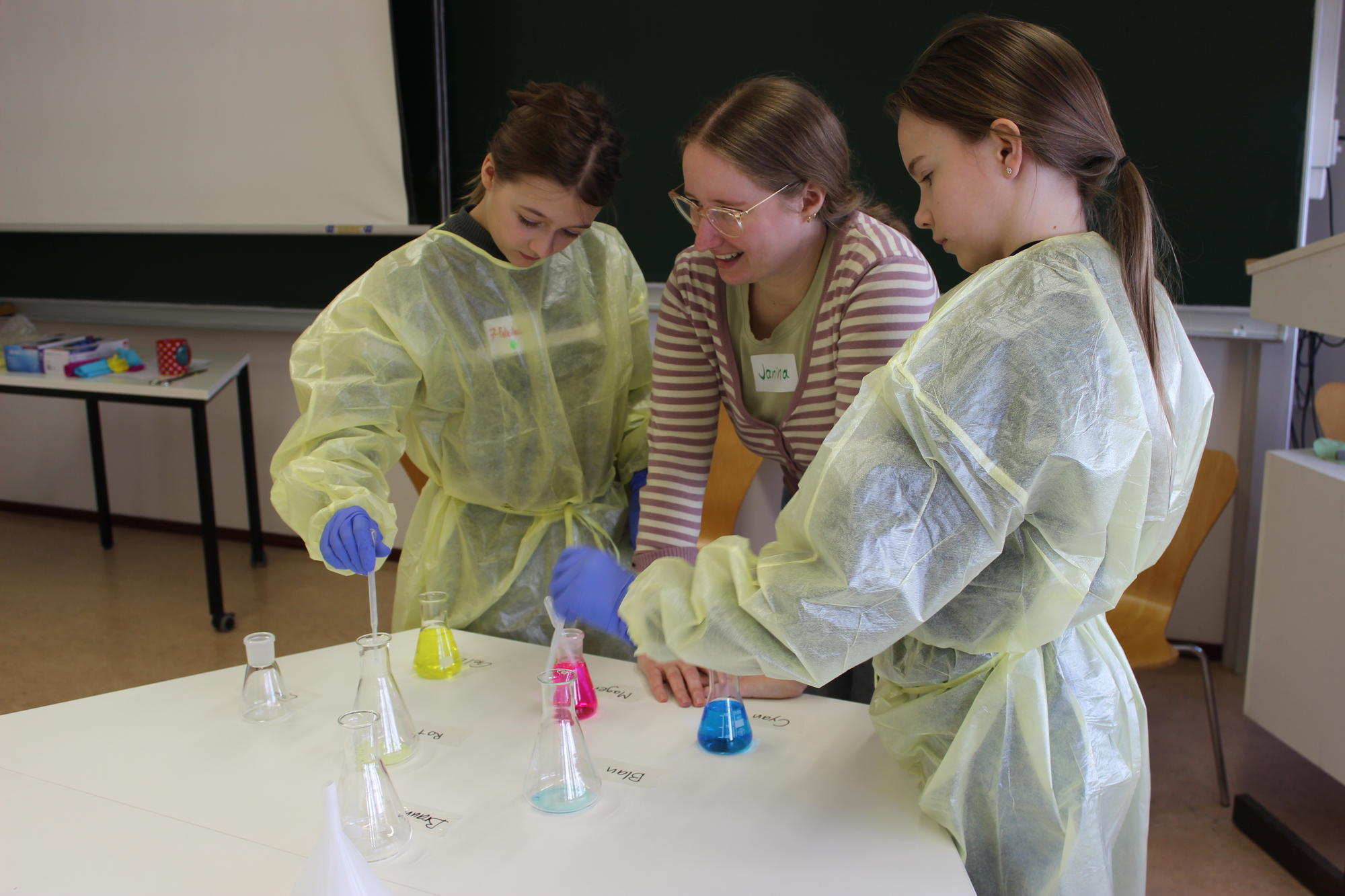 Girls’Day am Fachbereich Physik: Nachwuchswissenschaftlerinnen experimentieren mit Vorbild. Schülerinnen unter Anleitung von Workshopleiterin Janina Drauschke