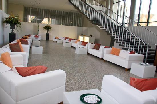 Der Vizepräsident und Premierminister der Vereinigten Arabischen Emirate und Regent von Dubai, S. H. Sheikh Mohammed bin Rashid Al Maktoum, wurde 2008 mit der Ehrenmedaille in Gold ausgezeichnet. Im Bild die dafür hergerichtete Lounge