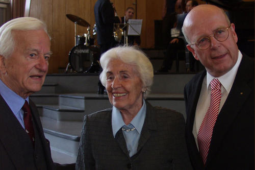 (v.l) Bundespräsident a.D. Richard von Weizsäcker, Hildegard Hamm-Brücher und Universitätspräsident Dieter Lenzen. ,