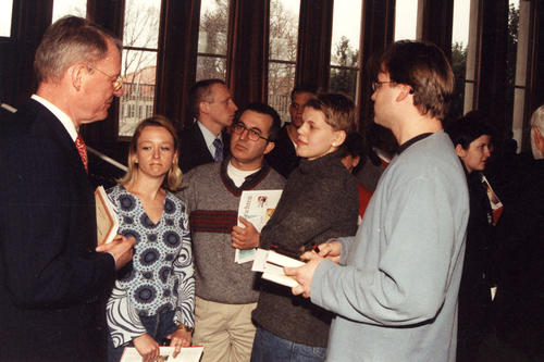 Hans-Olaf Henkel im Gespräch mit Studierenden.