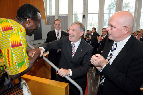 Bundespräsident Horst Köhler bedankt sich bei der Trommlergruppe Adikanfo, die bei der Immatrikulationsfeier im Audimax des Henry-Ford-Baus spielte.