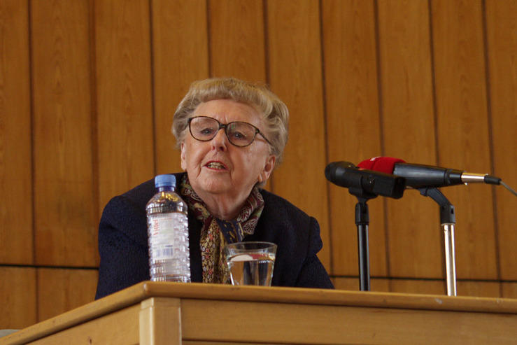 Die Publizistin Carola Stern eröffnet feierlich das Sommersemester 2003.