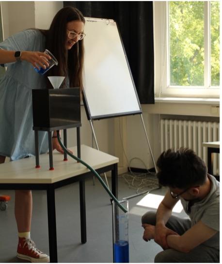 Studierende führt eine Blackbox vor. Bildquelle: Leroy Großmann