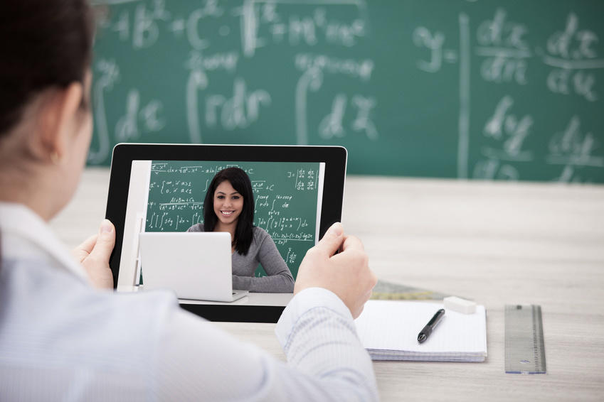 Abb. 1: Videochat als Medium in der digitalen Lehre – Andrey Popov, Adobe Stock, Dat-Nr: 62051301. Lizenz erworben