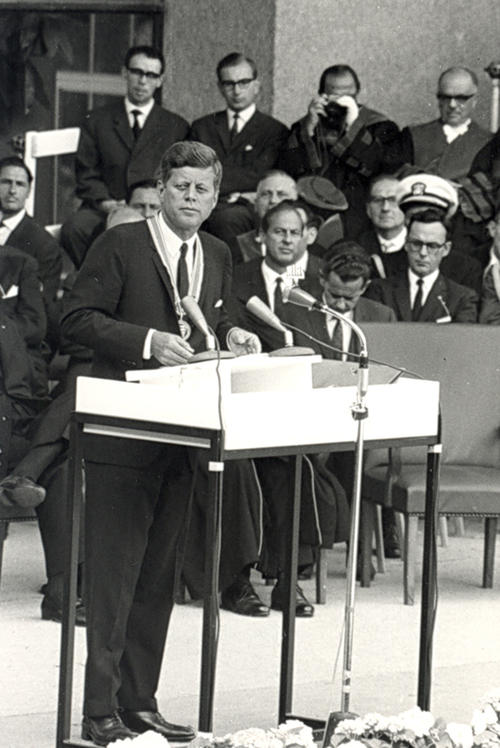 Kennedys Dahlemer Botschaft ist programmatischer als die aus Schöneberg: „Wir werden euch schützen, aber ohne Verhandlungen mit Moskau wird es nicht gehen“