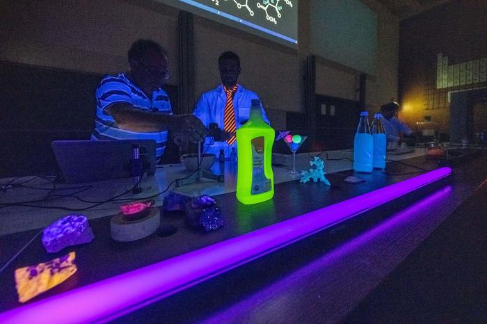 Fluoreszierende Mineralien und Waschmittel, leuchtende Flüssigkeiten, bunte Knicklichter, glühende Käfer: Leuchterscheinungen begleiten unser tägliches Leben.