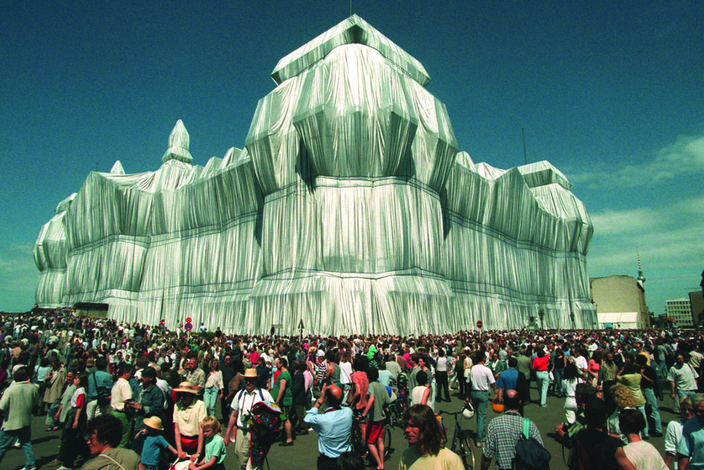 Das von Stoff verhüllte Reichstagsgebäude vom Künstlerpaar Christo und Jeanne-Claude