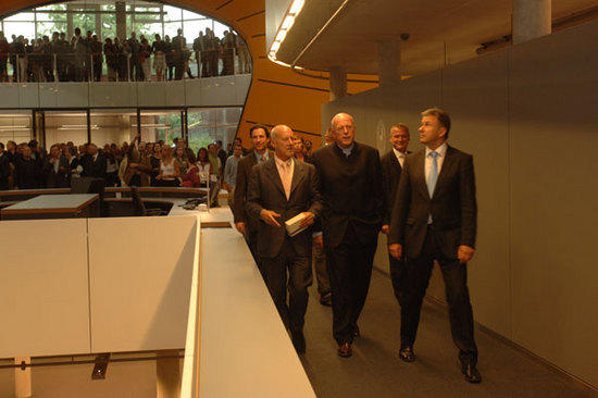 Foster, Lenzen, Wowereit besichtigen die neue Philologische Bibliothek