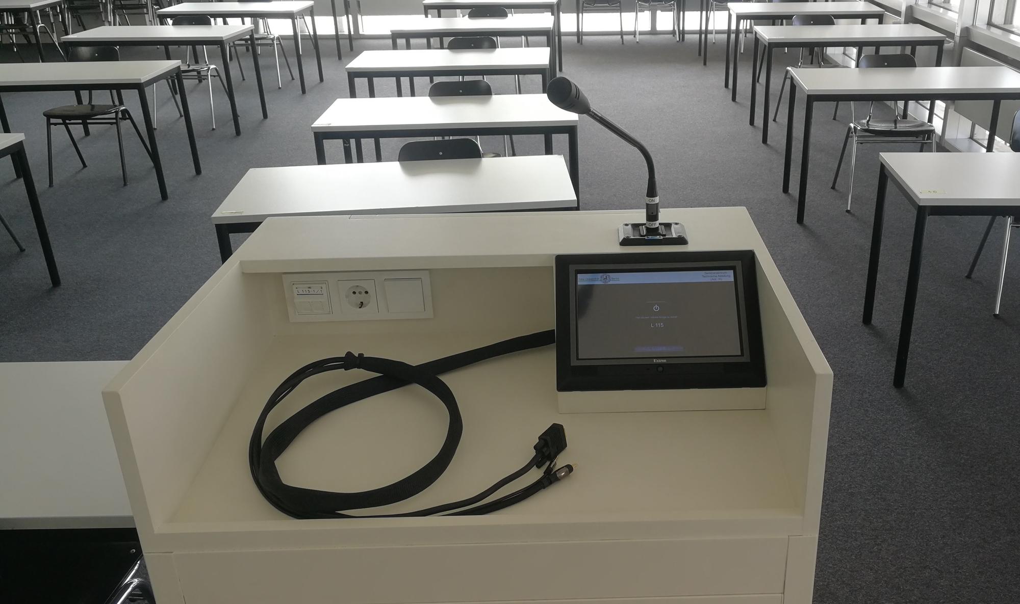 aufgearbeitetes Rednerpult L 113