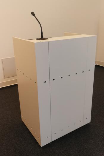 aufgearbeitetes Rednerpult Raum L 113