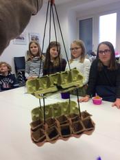 Beim Workshop "Was wächst denn da? Entdecke die essbare Stadt" im März 2019