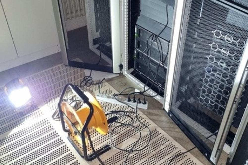 Ein Blick in den Serverraum, der in der Nacht der Stromausfalls mit provisorischem Strom beleuchtet wurde.